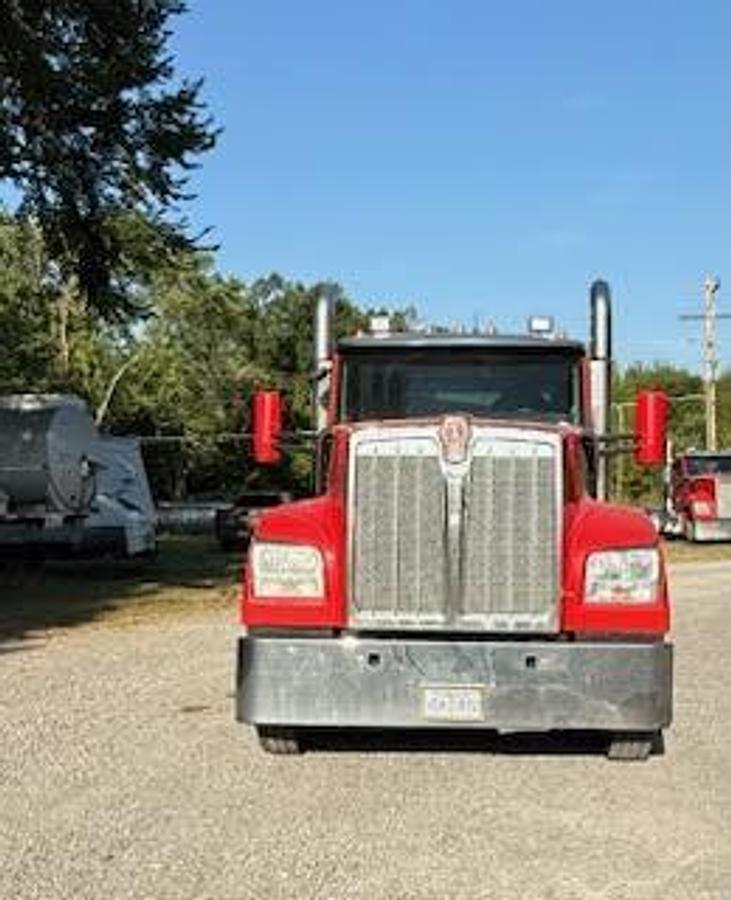 Used 2021 Kenworth W900 Day Cab Semi Truck