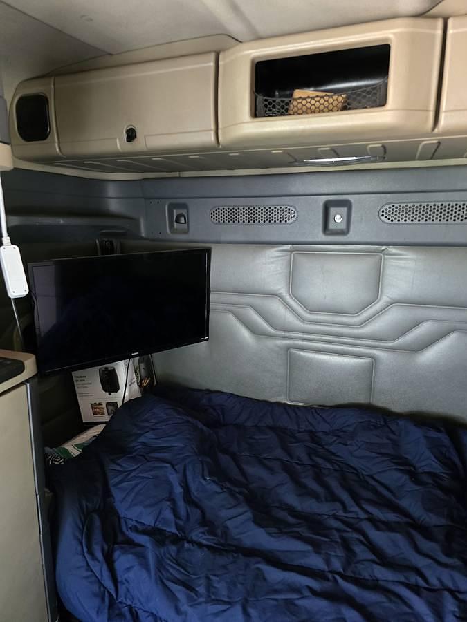 Used 2015 Freightliner Cascadia Conventional Sleeper Semi