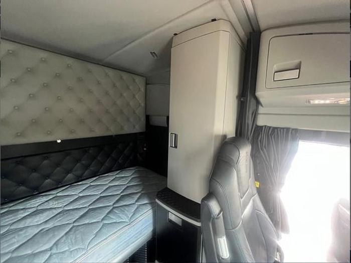 Used 2024 Kenworth W990