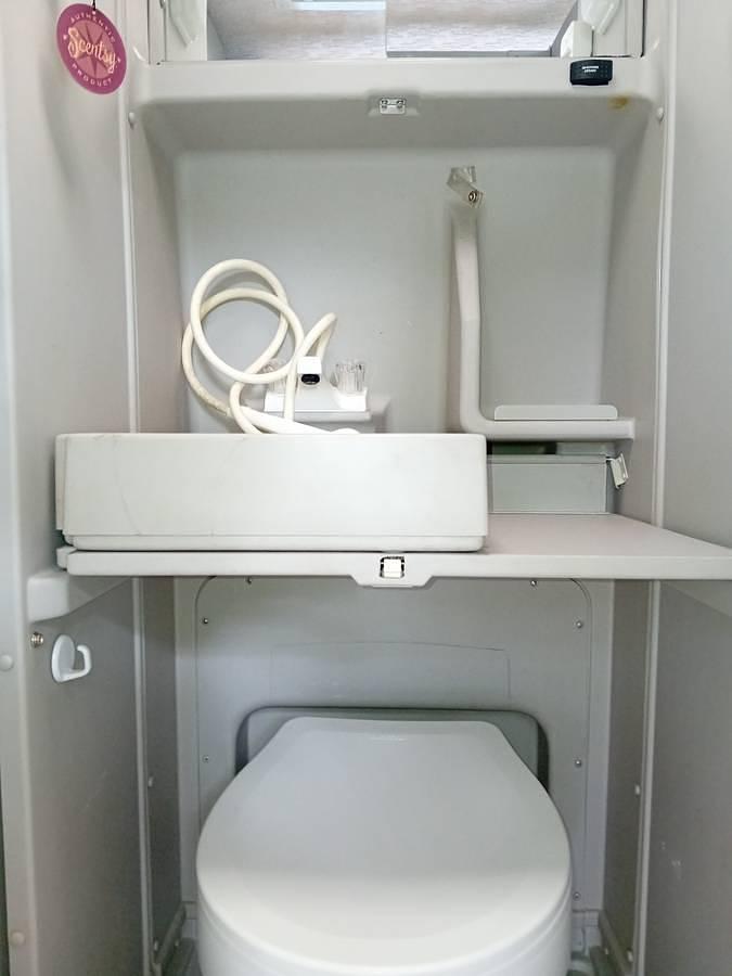 Used 2005 Winnebago Rialta