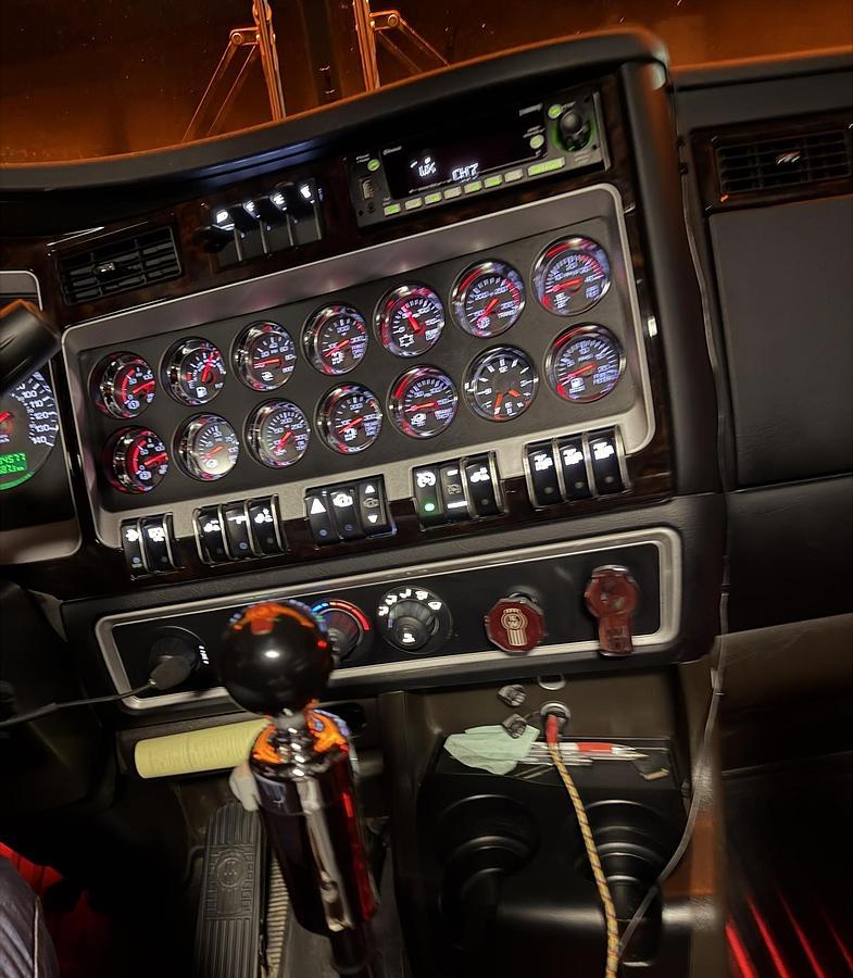 Used 2025 Kenworth W900 Sleeper Semi Truck 565 HP Cummins