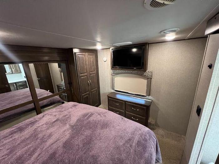 Used 2019 Keystone Alpine 3500RL