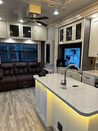 Used 2021 Vanleigh Vilano 320GK and 2017 Dodge RAM 3500