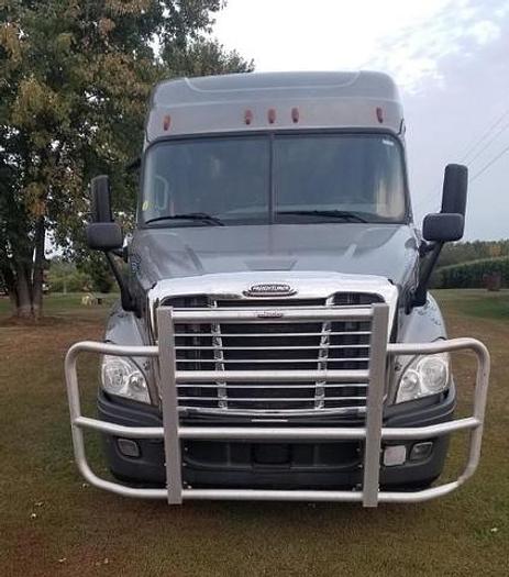 Used 2018 Freightliner Cascadia 113 Sleeper Semi Tractor