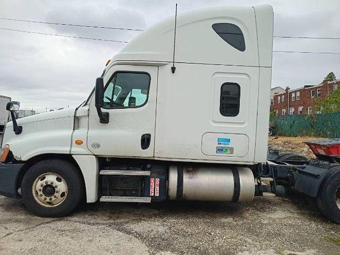 Used 2013 Freightliner Cascadia Semi Truck