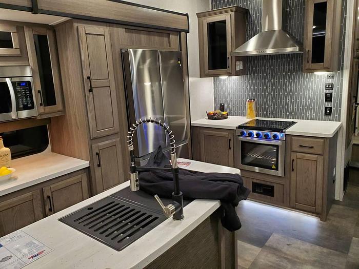 Used 2022 CrossRoads Cameo CE3891MK Fifth Wheel