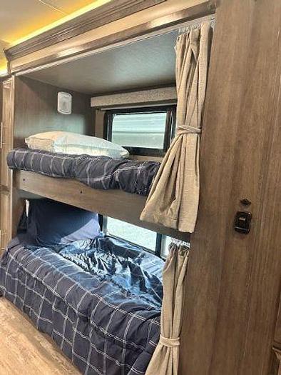 Used 2023 Jayco Seneca 37L.