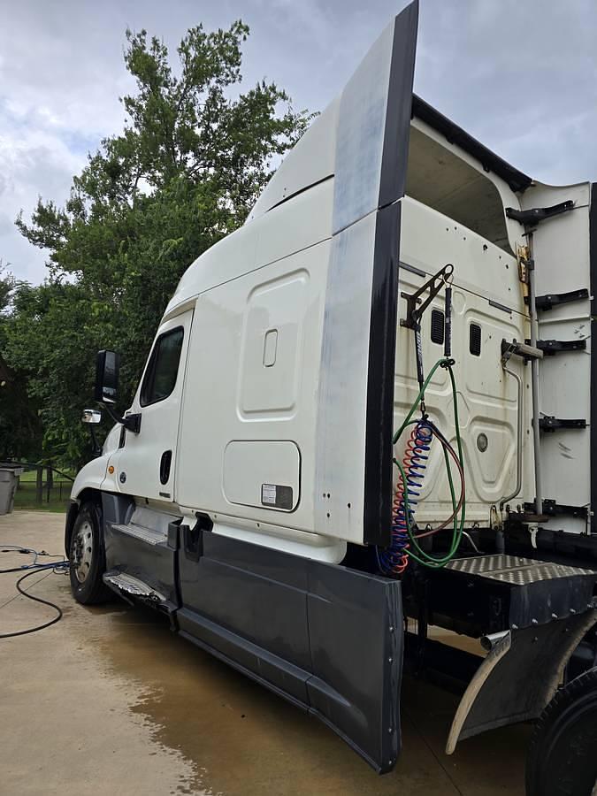 Used 2015 Freightliner Cascadia Conventional Sleeper Semi