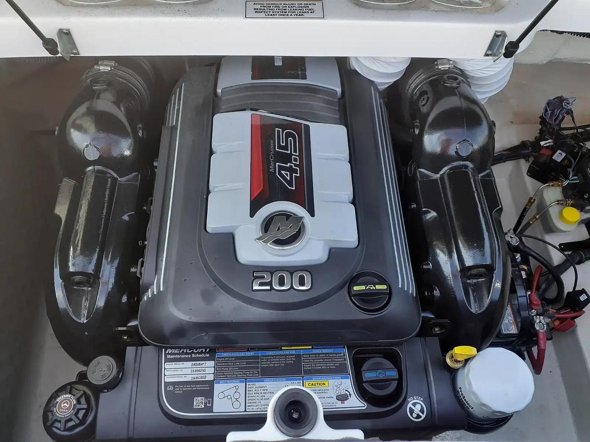 Used 2017 Rinker Boat Co QX-19