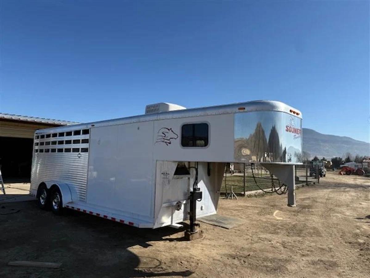 Used 2002 Sooner Revolution 4 Horse