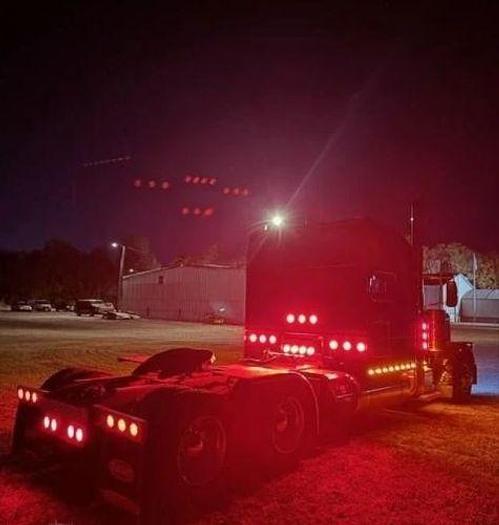 Used 2015 Peterbilt 389 Glider Kit