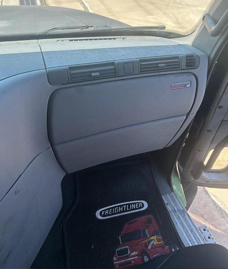 Used 2007 Freightliner Columbia 120 Semi Truck