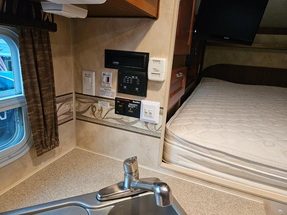 Used 2012 Arctic Fox 990 Camper