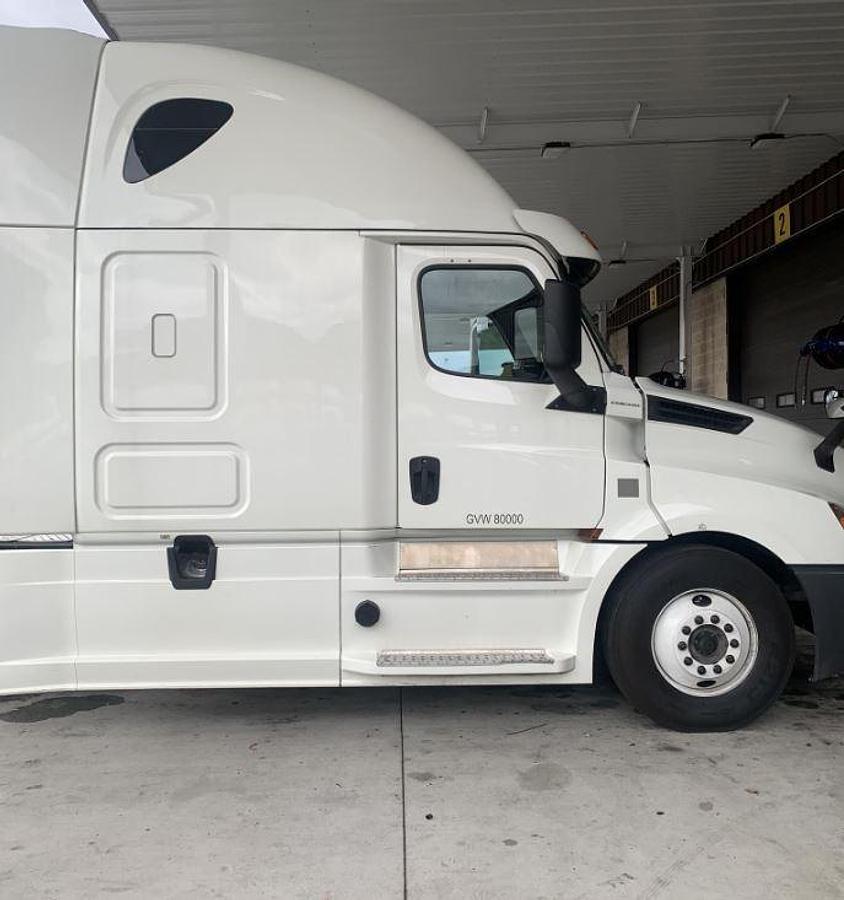 Used 2018 Freightliner CASCADIA 126