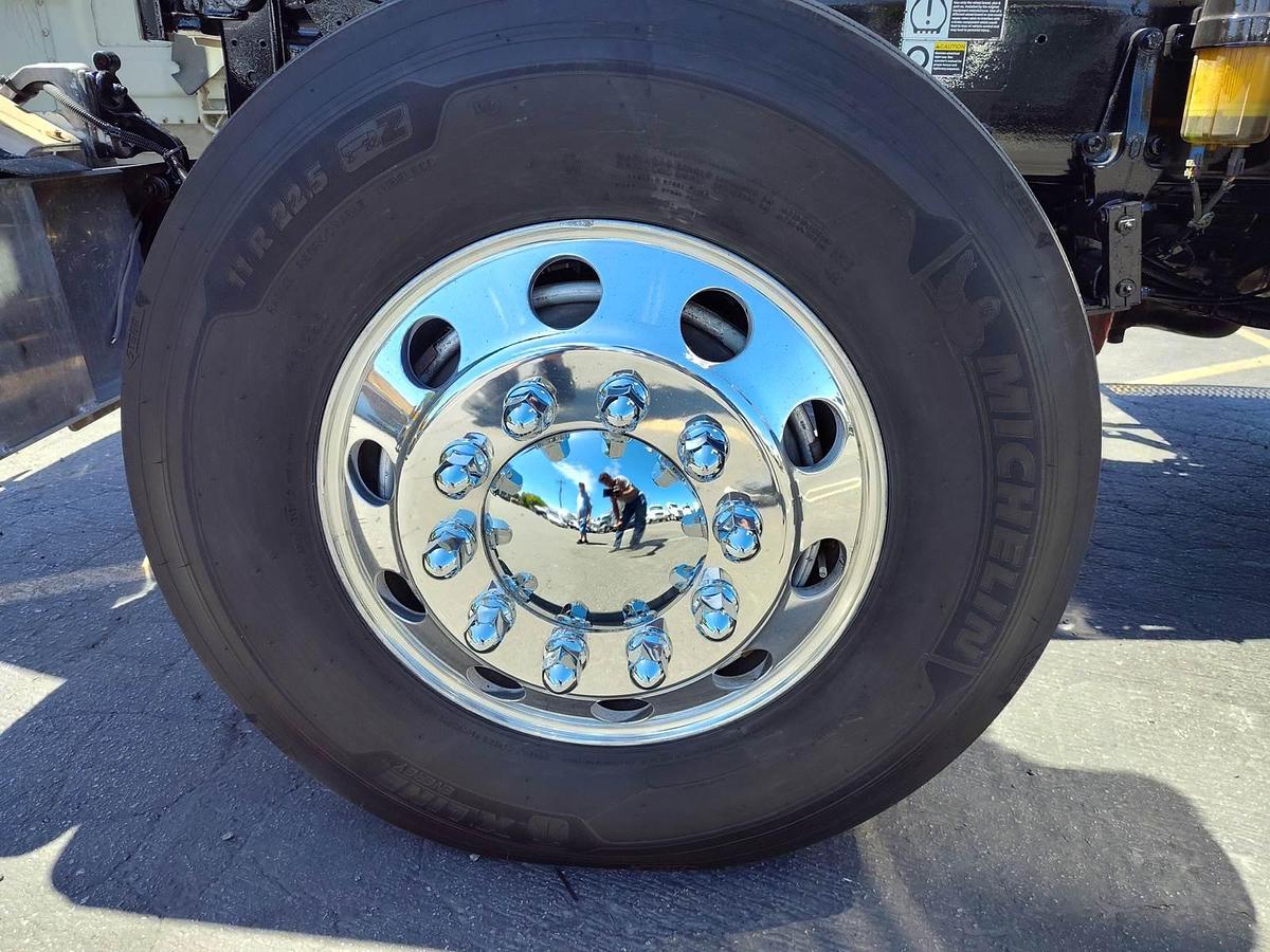 Used 2015 Peterbilt 389 Sleeper Semi Truck