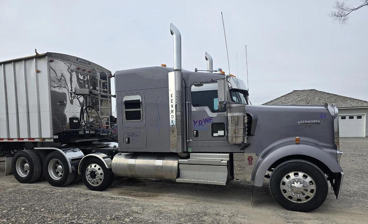 Used 2022 Kenworth W900L