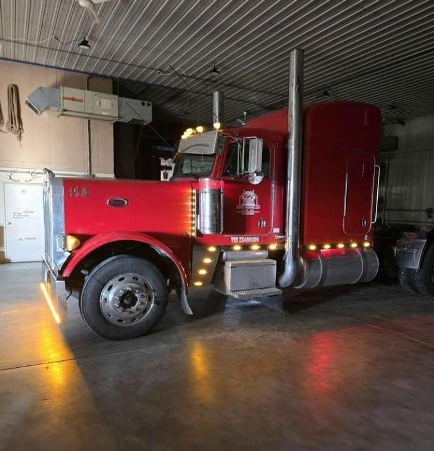 Used 1999 Peterbilt 379 Sleeper Semi Truck