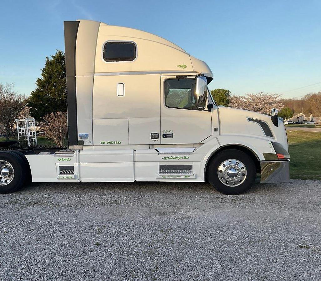 Used 2013 Volvo VNL64T670