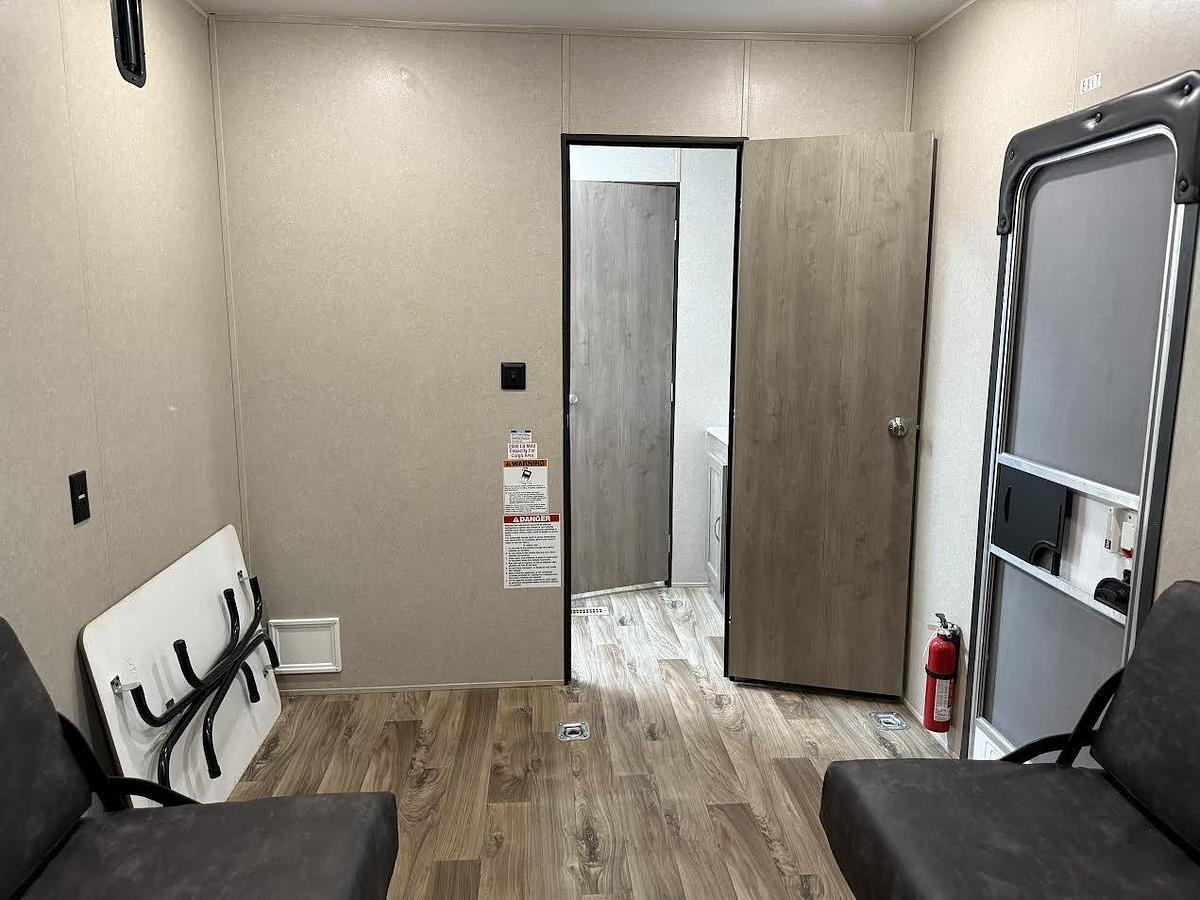 Used 2020 Palomino Puma Light XLE 29FQC Travel Trailer Toy Hauler