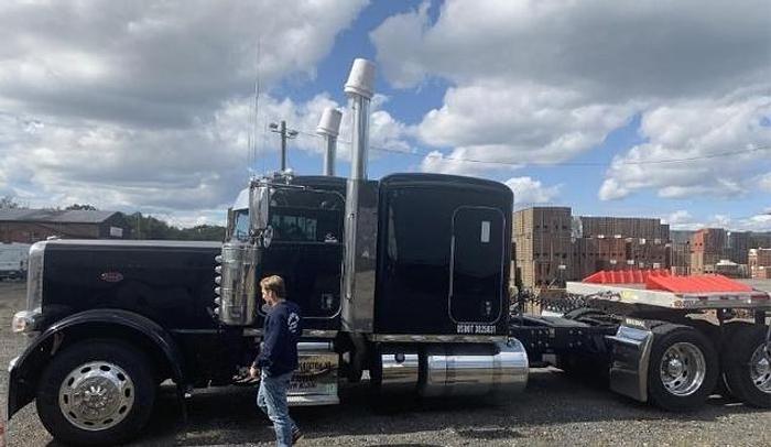 Used 2015 Peterbilt 389 Pride and Class