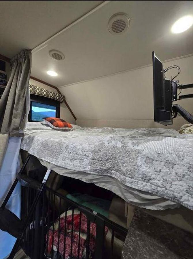 Used 2017 Dynamax Isata 5 36DS