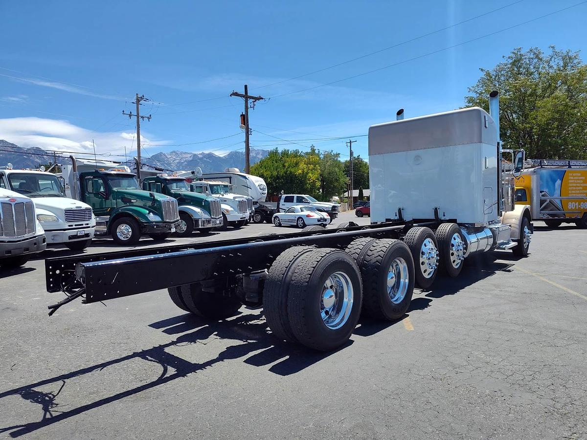 Used 2015 Peterbilt 389 Sleeper Semi Truck