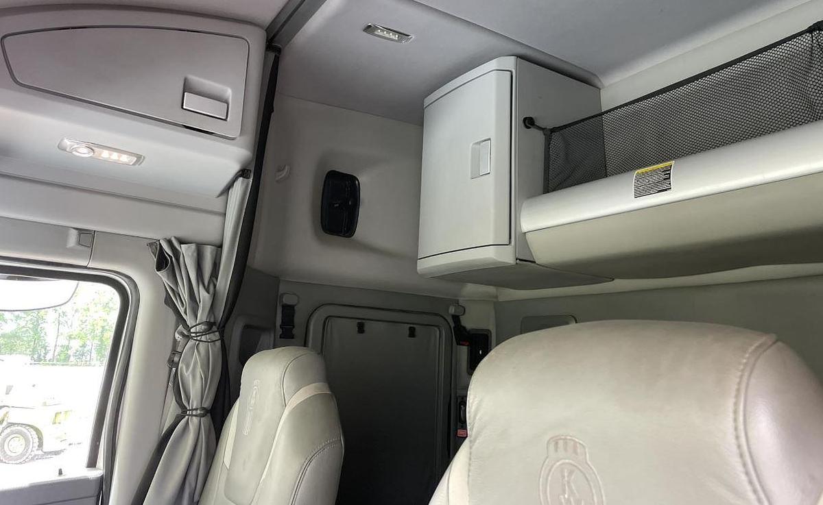 Used 2015 Kenworth T880 Sleeper Semi Truck