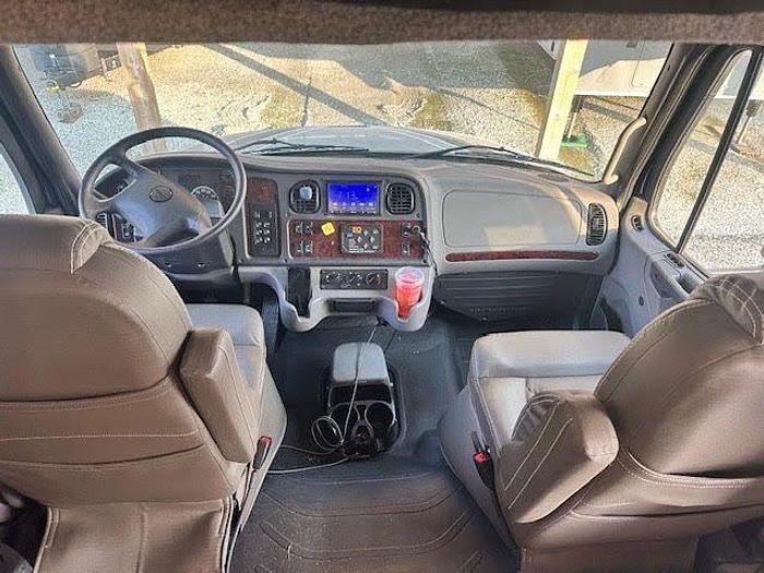 Used 2023 Jayco Seneca 37L.