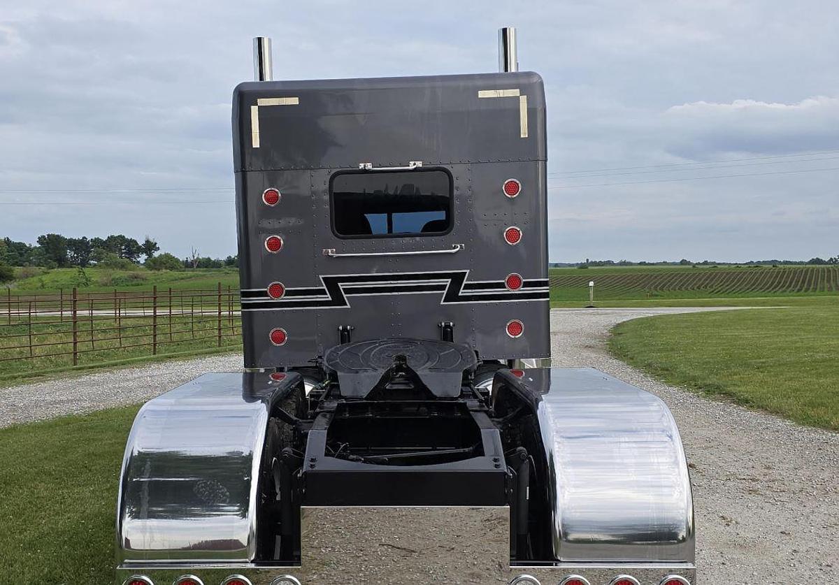 Used 2006 Peterbilt 379 Sleeper Truck