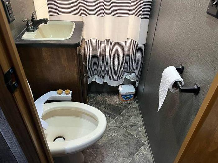 Used 2014 Keystone Carbon 31 Toyhauler