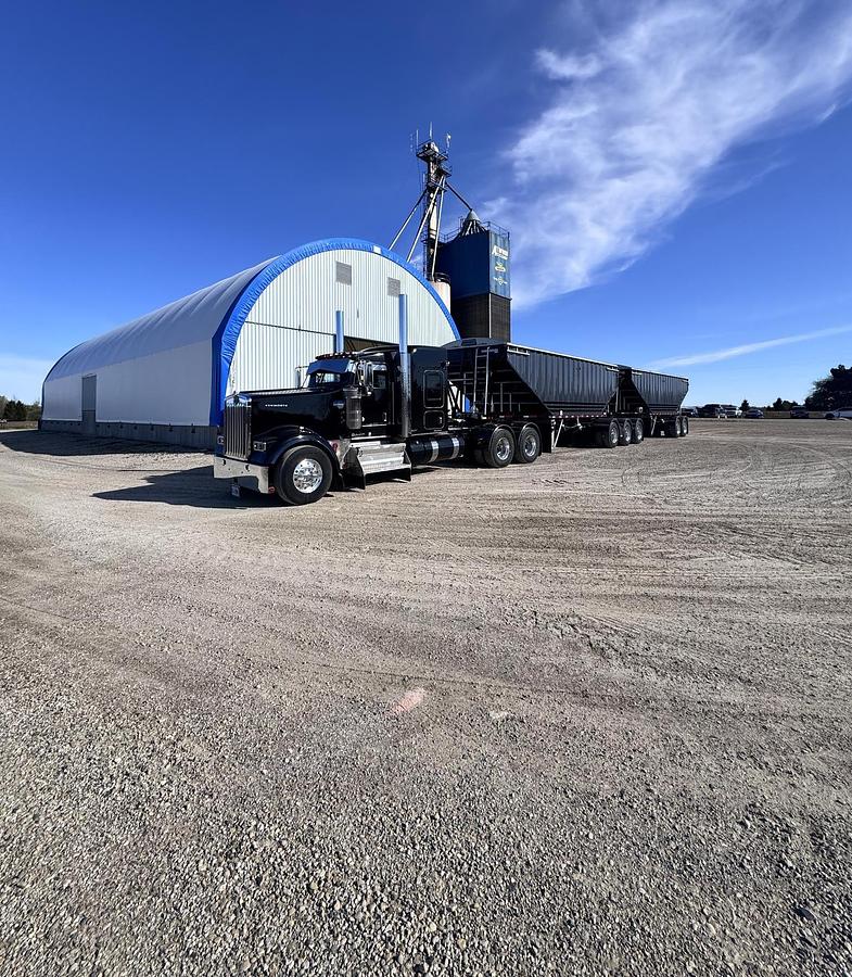 Used 2025 Kenworth W900 Sleeper Semi Truck 565 HP Cummins