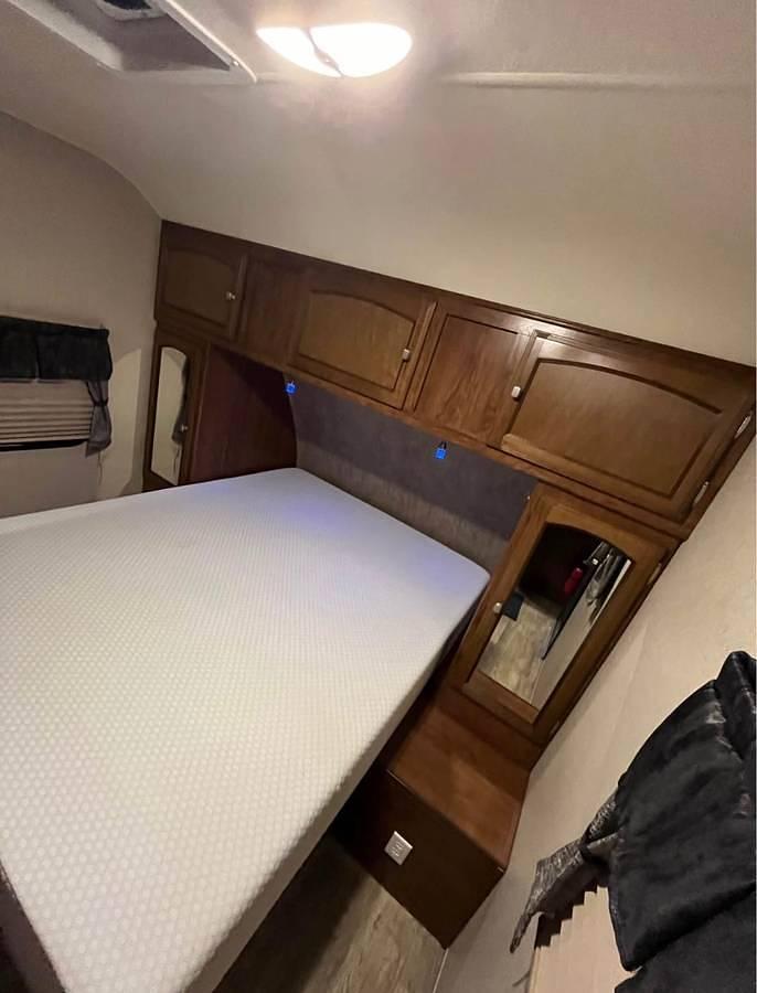 Used 2018 Coachmen Freedom Express 282BHDS Travel Trailer