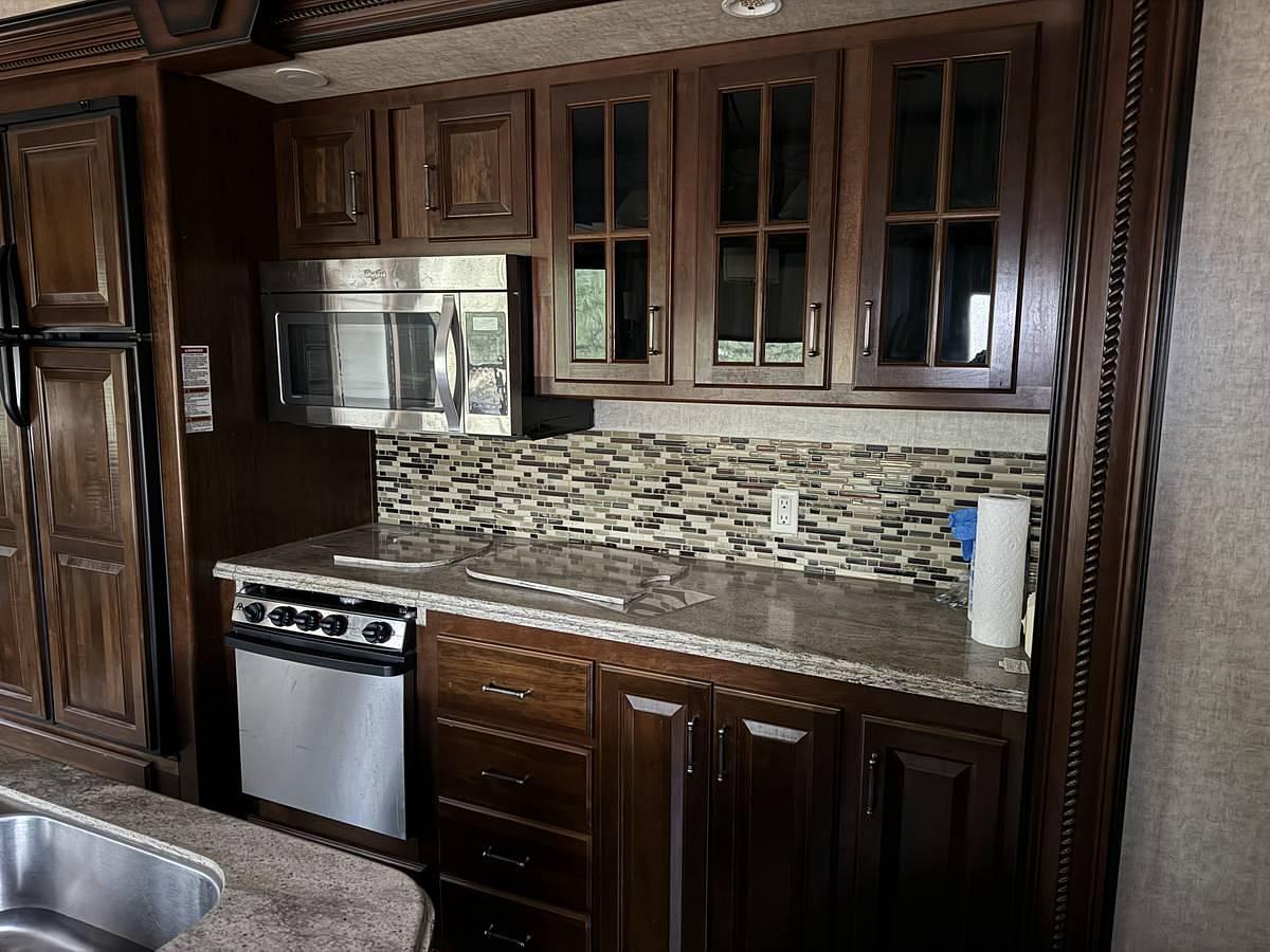 Used 2014 Keystone Alpine 3590RS Fifth Wheel