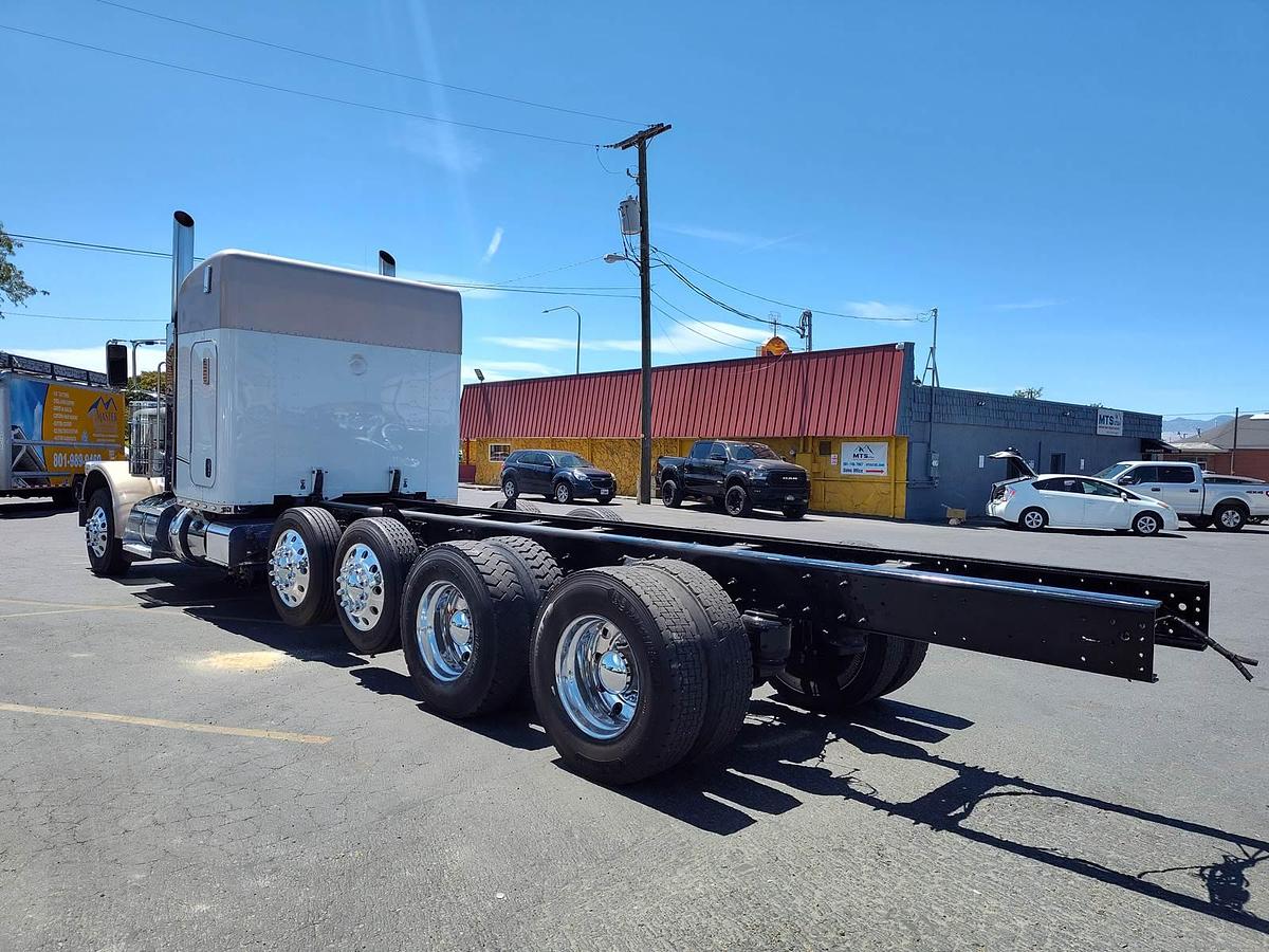 Used 2015 Peterbilt 389 Sleeper Semi Truck