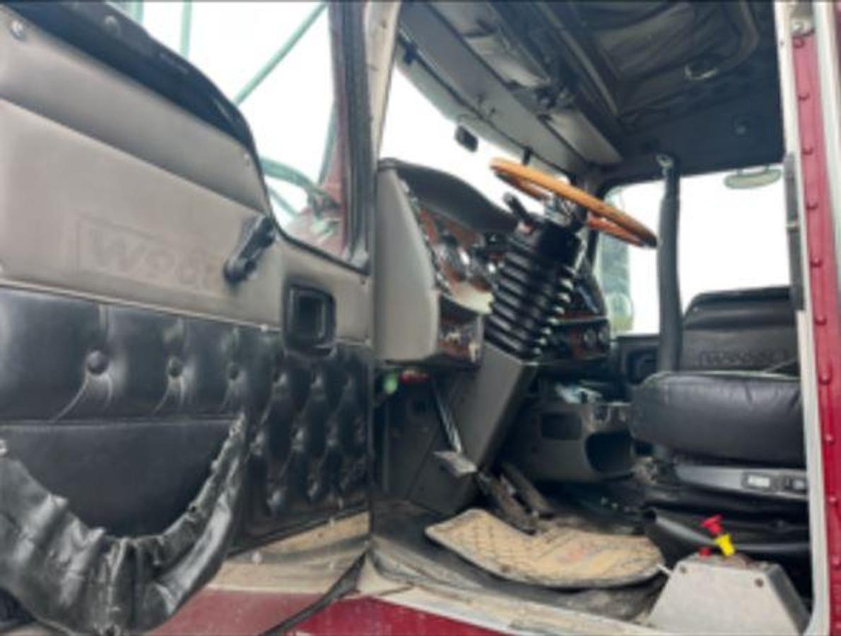 Used 2004 Kenworth W900 Conventional Sleeper Semi