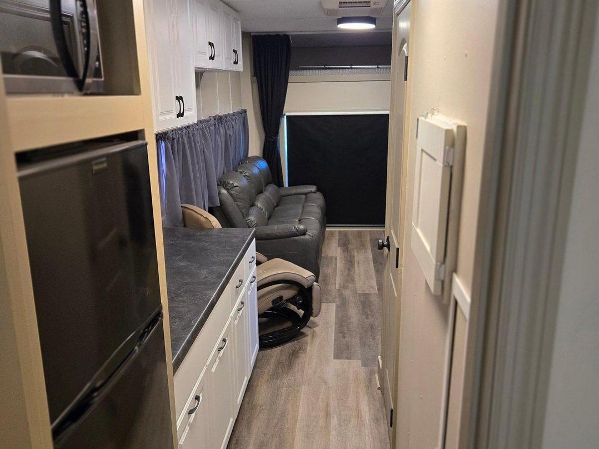 Used 2001 Freightliner Columbia Toterhome