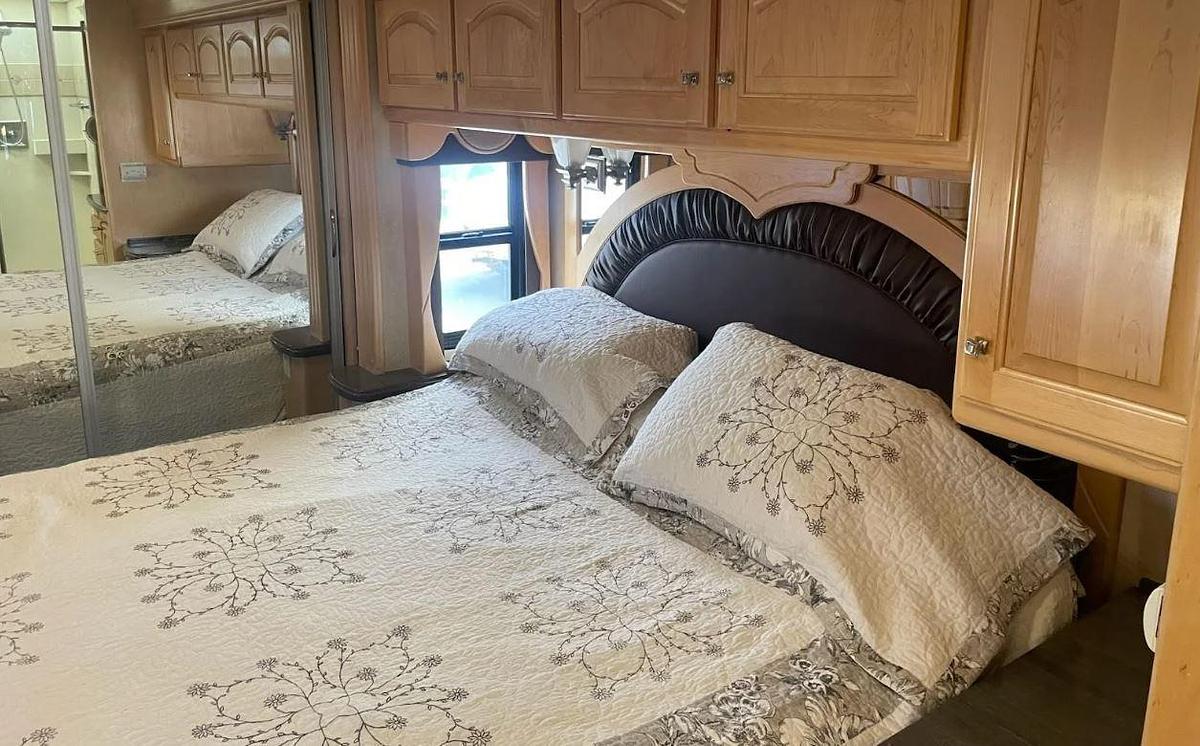 Used 2005 Country Coach Magna 630