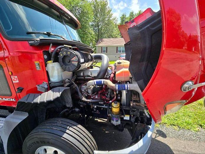 Used 2014 Mack Pinnacle Sleeper Truck