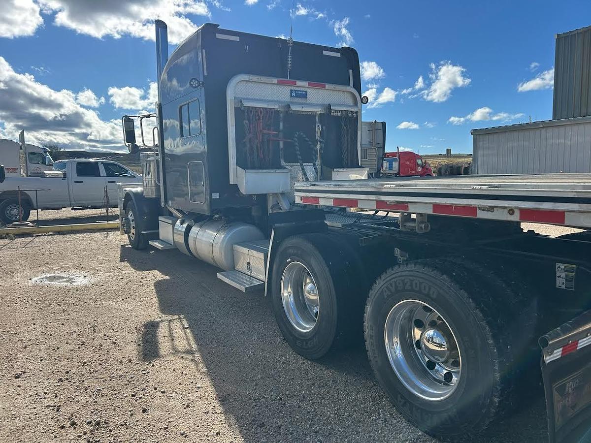Used 2023 Peterbilt 389 Conventional Sleeper Semi