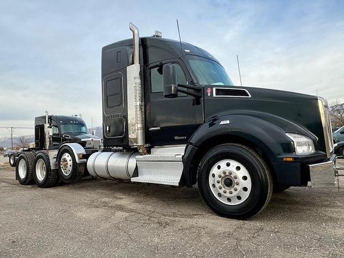 Used 2021 Kenworth T880 Sleeper Semi Truck