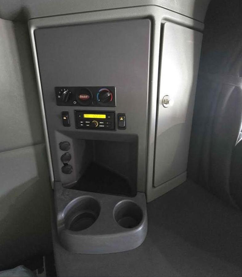 Used 2017 Peterbilt 579 Sleeper Semi Truck