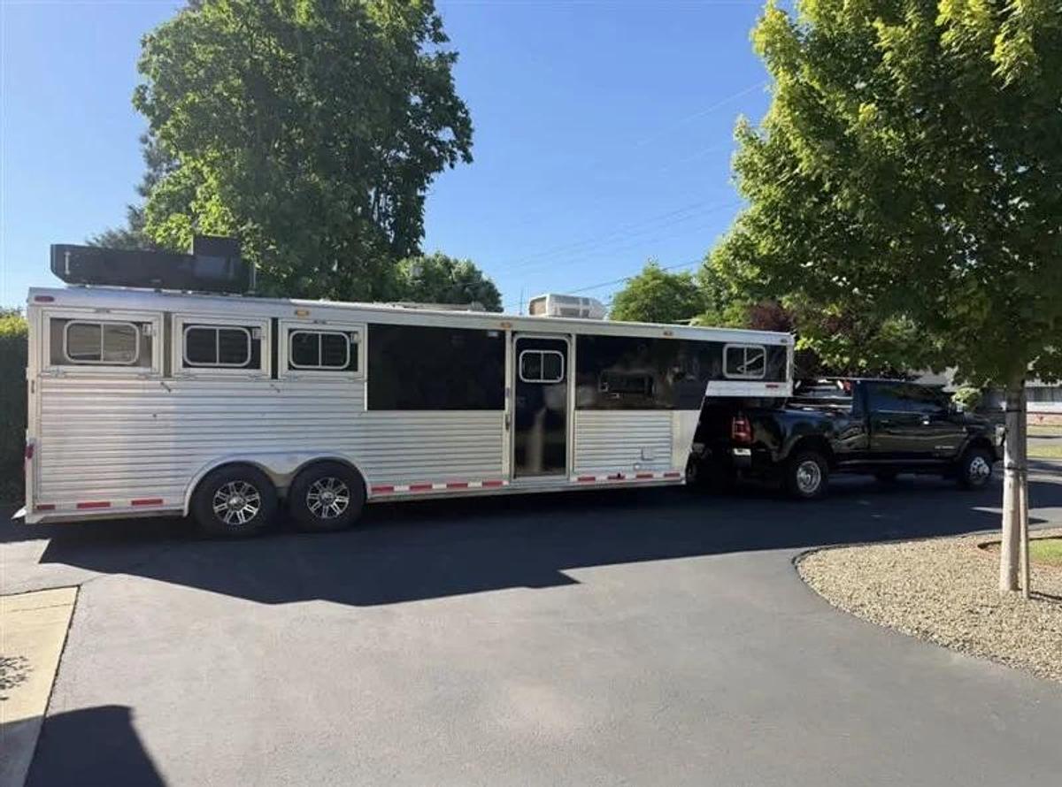 Used 1999 Elite 3 Horse LQ Trailer