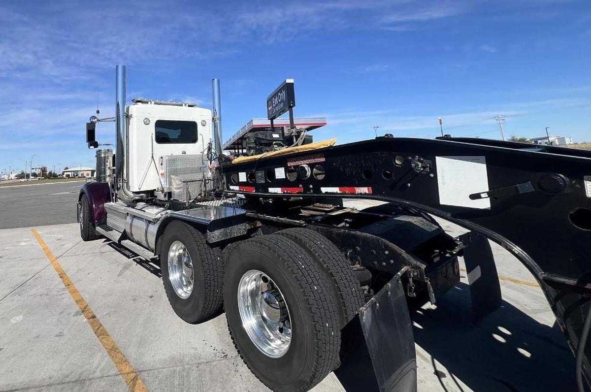 Used 2010 Kenworth W900L Sleeper Semi Truck