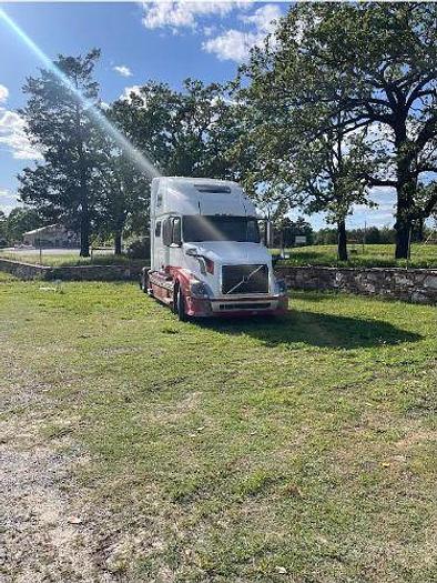 Used 2006 Volvo Conventional Sleeper Semi