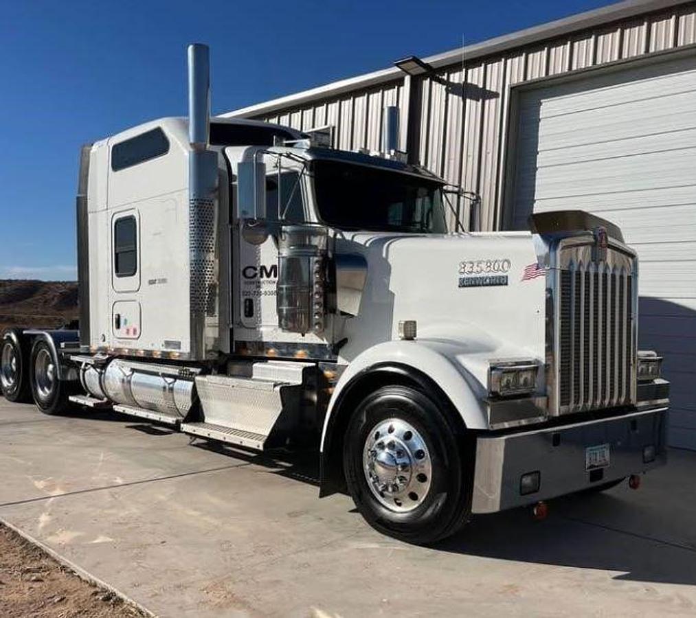 Used 2013 Kenworth W900 Sleeper Semi Truck