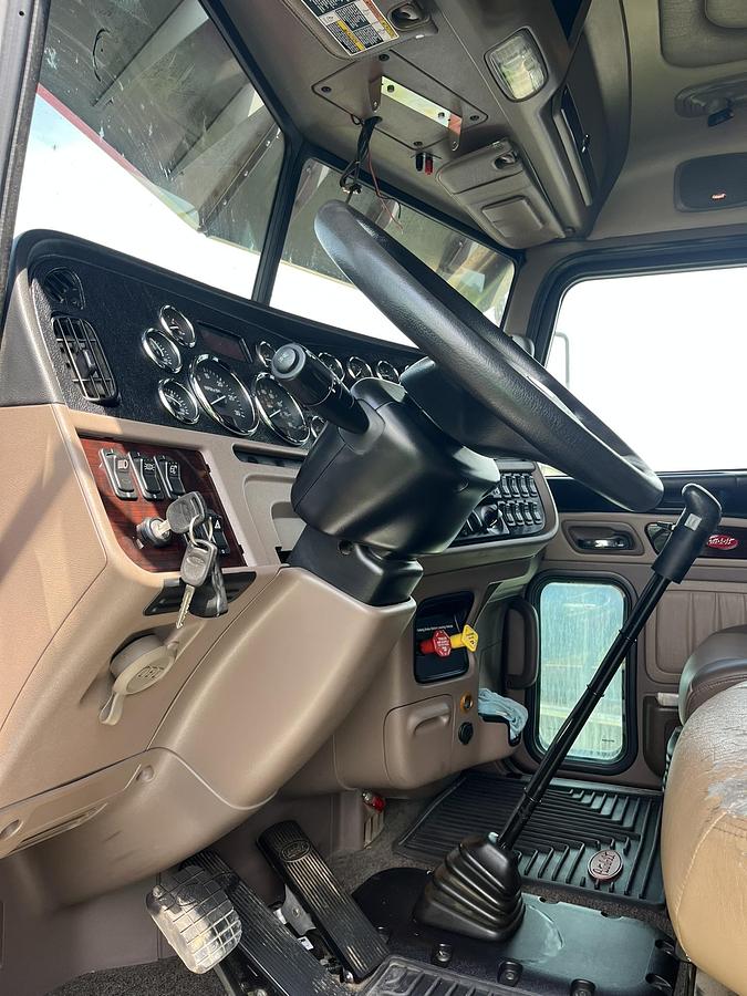 Used 2020 Peterbilt 389 Sleeper Truck