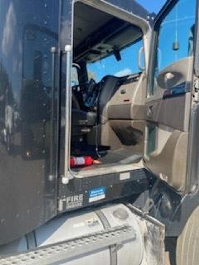 Used 2012 Kenworth T800 Sleeper Truck