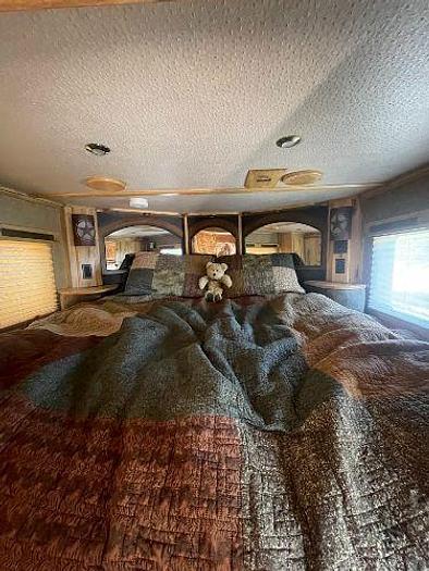 Used 2015 Sundowner Signature Series with Living Quarters