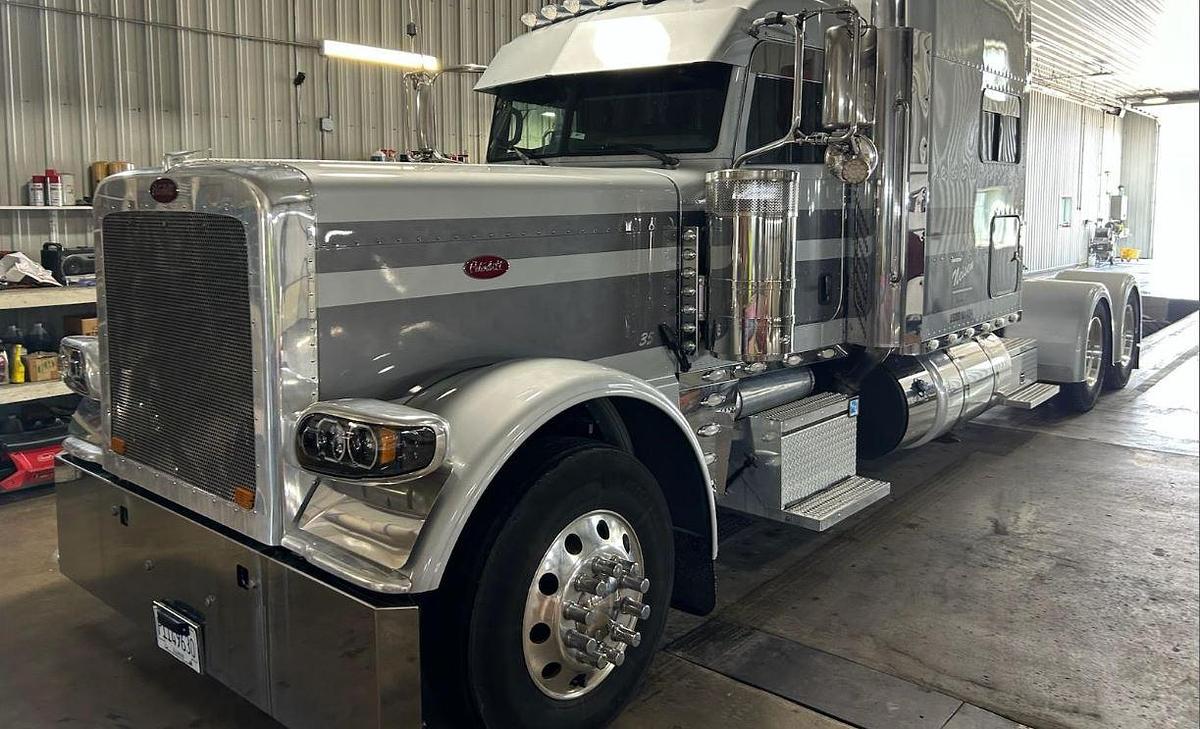 Used 2020 Peterbilt 389 Sleeper Semi Truck