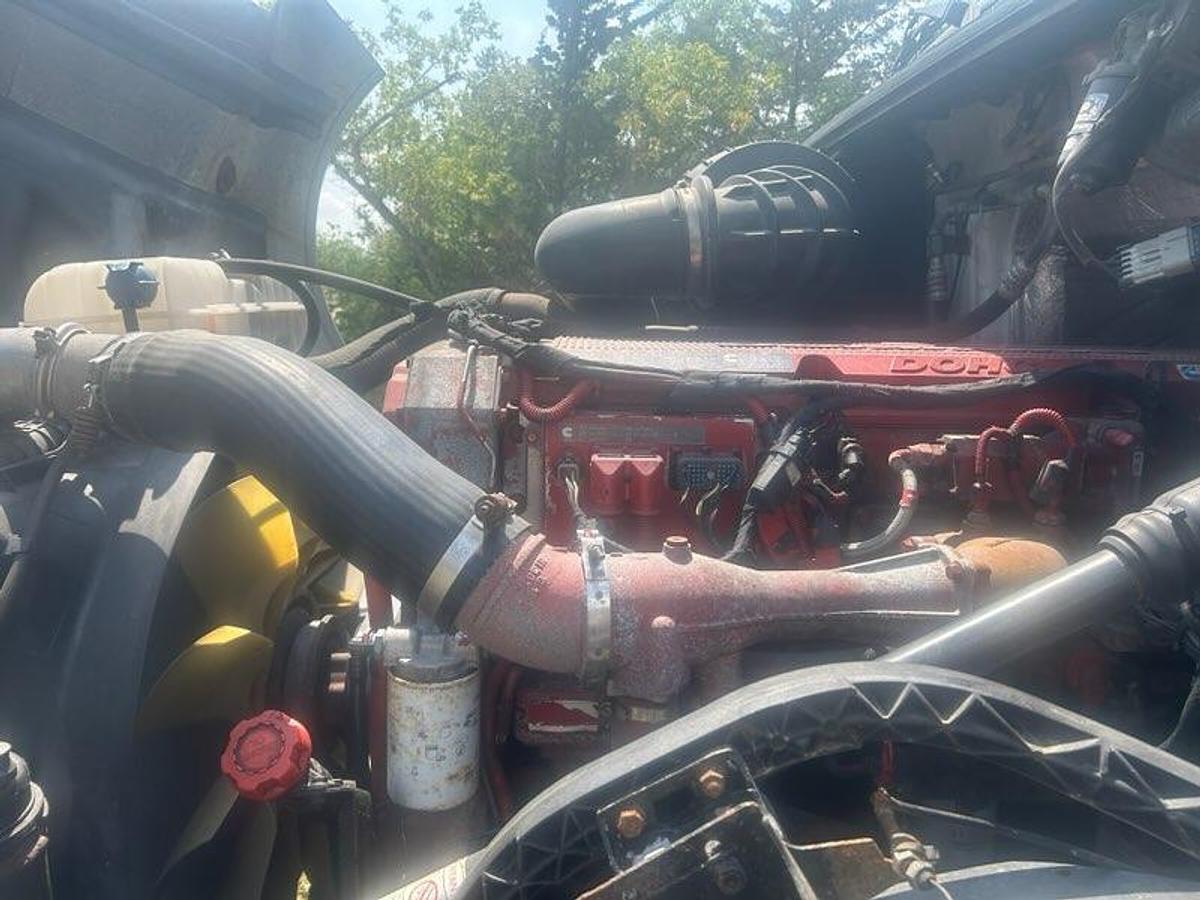 Used 2007 VOLVO VNL 670 Conventional Sleeper Semi